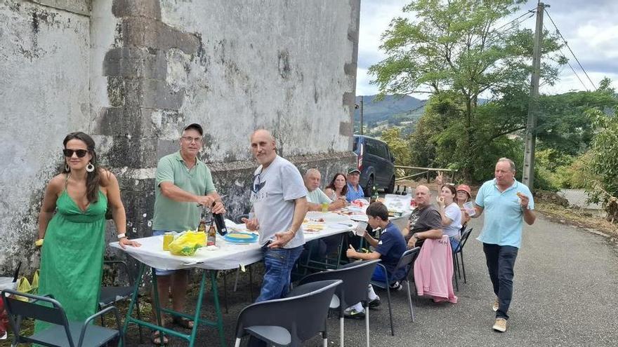 Santa Cruz de Llanera celebra su comida de hermandad con lleno de público