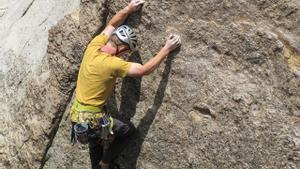 La escalada urbana ofrece una forma revolucionaria de interactuar con el entorno construido, brindando una nueva dimensión a la práctica de la escalada.