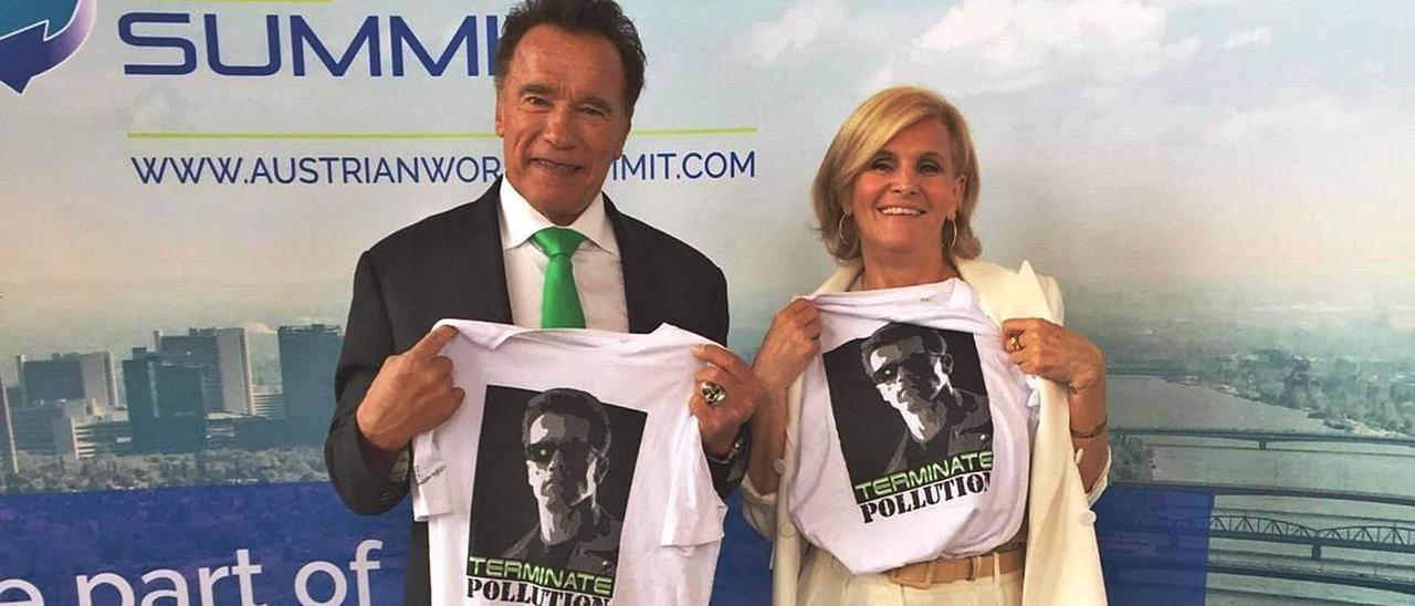 María Neira, con el actor Arnold Schwarzenegger, en la conferencia climática de Viena.