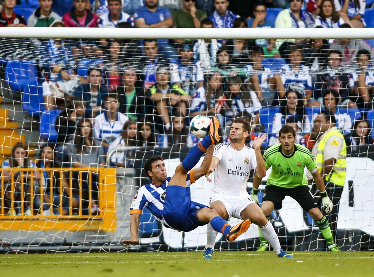 TROFEO TERESA HERRERA DE FUTBOL DISPUTADO EN EL ESTADIO DE RIAZOR ENTRE EL REAL CLUB DEPORTIVO DE A CORUÑA Y EL REAL MADRID. EN LA FOTO, BORJA REMATA ANTE LA PORTERIA DE CASILLAS. FUTBOL. PARTIDOS AMISTOSOS. TORNEOS VERANIEGOS. TORNEOS DE VERANO.