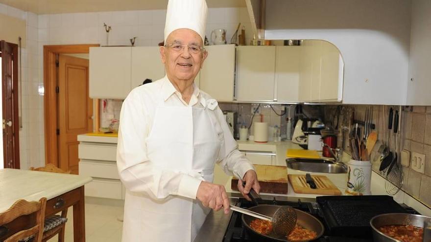 Raimundo González, en los fogones de su casa.