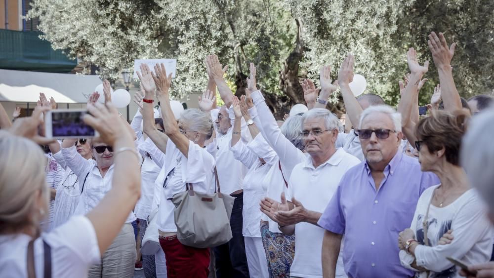 Mehrere hundert Personen haben sich am Samstagmittag (7.10.) vor dem Rathaus von Palma de Mallorca versammelt, um für Dialog zwischen Madrid und Barcelona zu plädieren. Ähnliche Kundgebungen fanden in ganz Spanien statt.