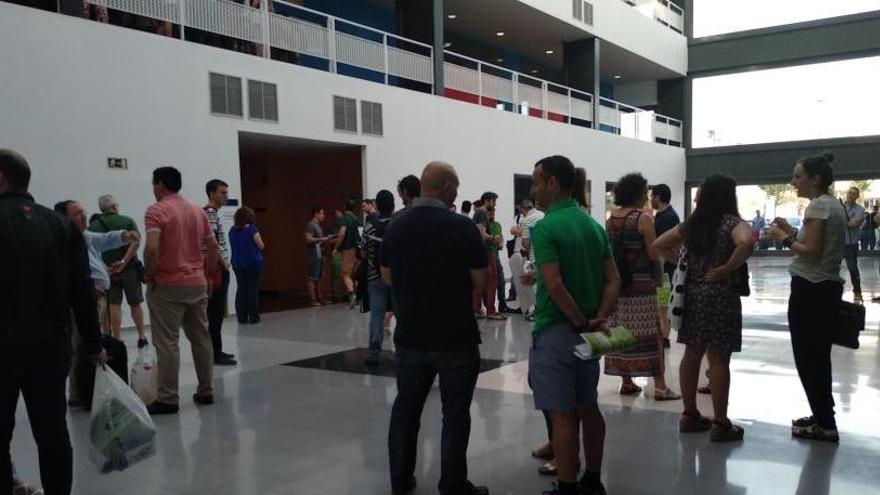 Aspirantes se presentan a las oposiciones de Secundaria en la Escuela de Ingeniería Industrial de la UMA.