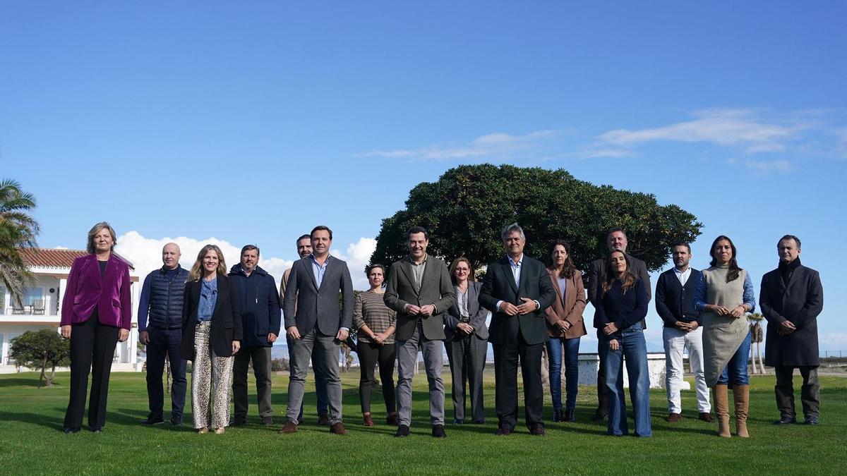 Juanma Moreno acompañado por otros miembros de la dirección regional, durante la reunión de la Junta Directiva del PP andaluz celebrada en Málaga.