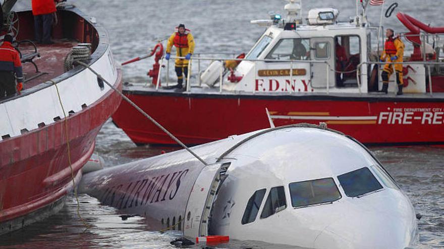 Los servicios de emergencia intentan rescatar el avión siniestrado, ayer, en Nueva York.