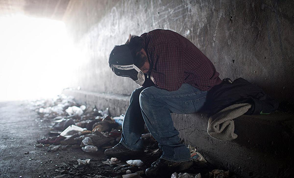 Un home sense llar intenta descansar a l’interior del túnel del canal del riu Tijuana, a Mèxic.