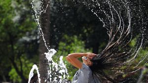 zentauroepp54322612 graf7928  c rdoba  01 08 2020  una chica se refresca en una 200802172044