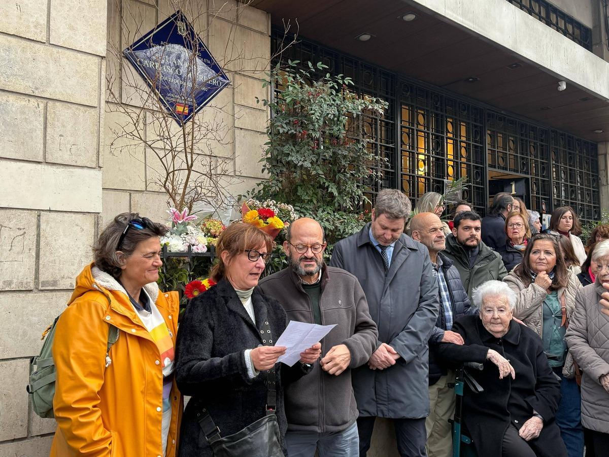 El concejal con los hermanos y la novia del asesinado