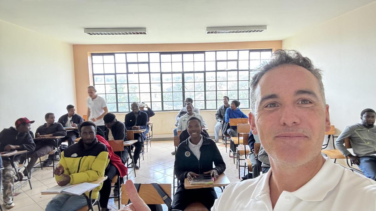 Selfie de Sergio Banderas con los estudiantes a los que impartió talleres de informática durante su viaje Erasmus+ a Kenia.