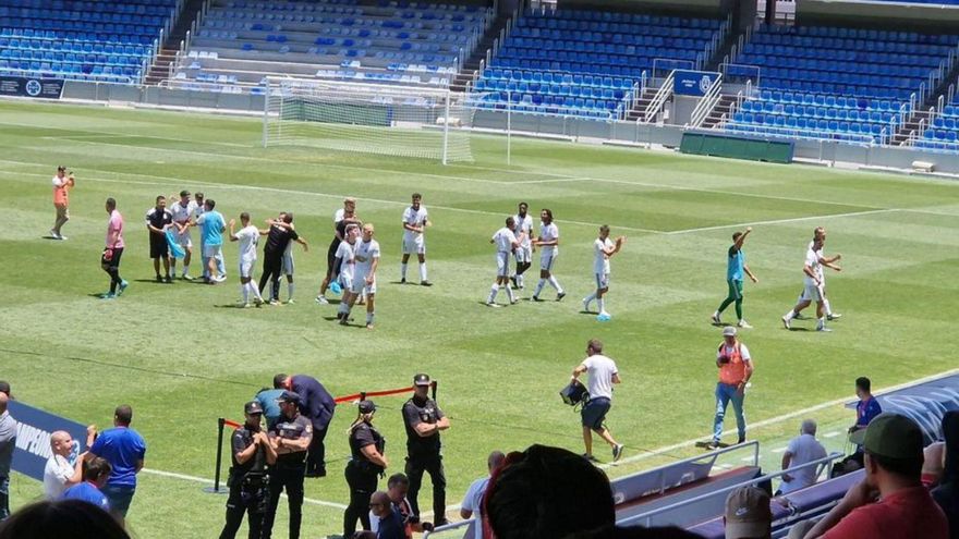 Los futbolistas blancos, eufóricos al acabar el partido en el Heliodoro.