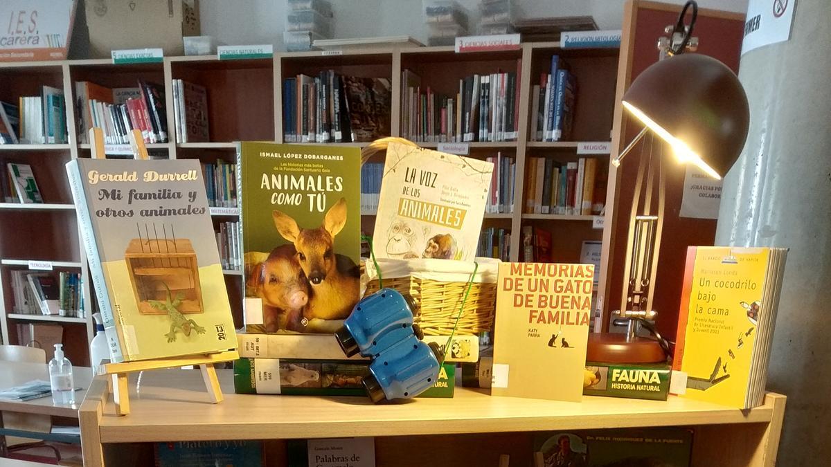 Exposición de libros en la biblioteca del IES La Azucarera sobre animales o con animales como protagonistas.