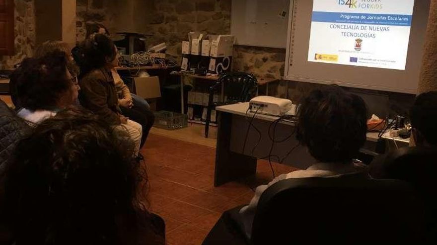 Asistentes a uno de los talleres de Internet organizados en Fermoselle.