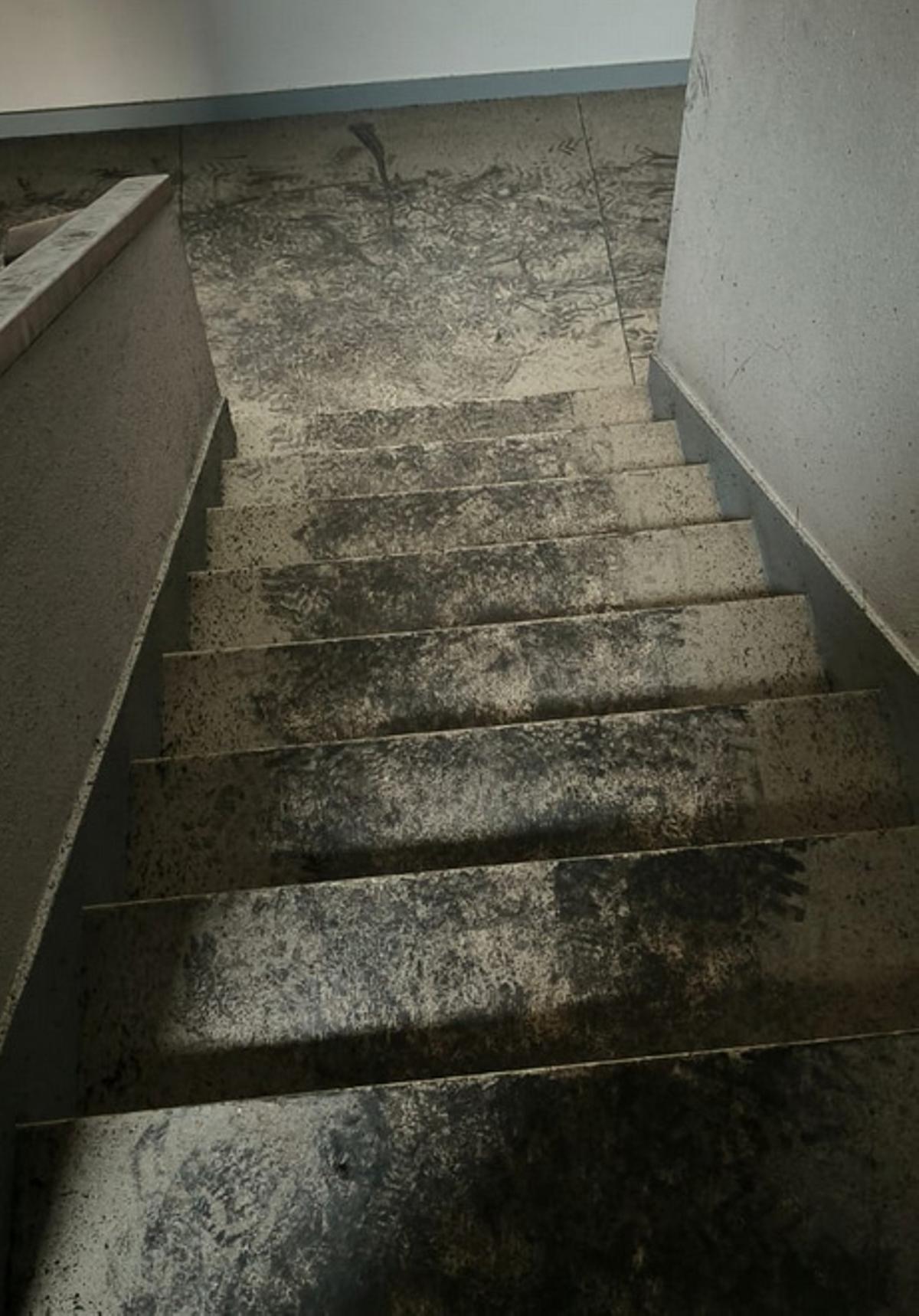 Las escaleras del edificio de San Isidoro donde se registró un incendio con una víctima mortal.