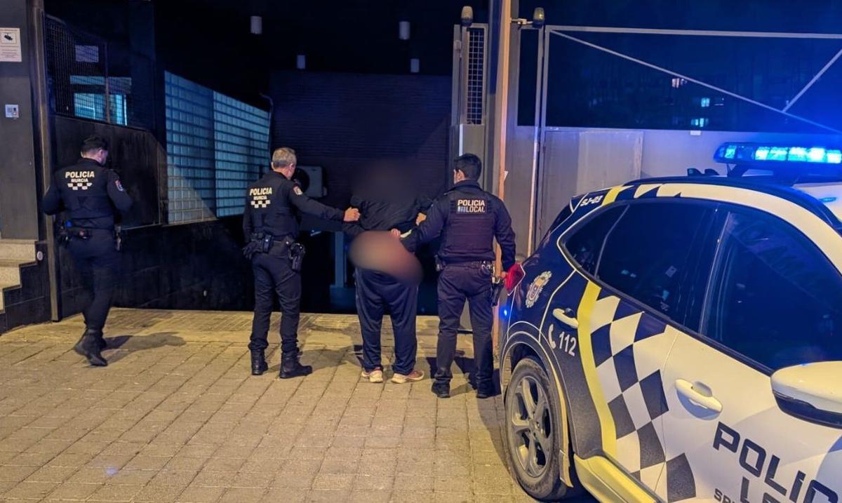 El detenido, entregado en la puerta de la Comisaría de Policía.