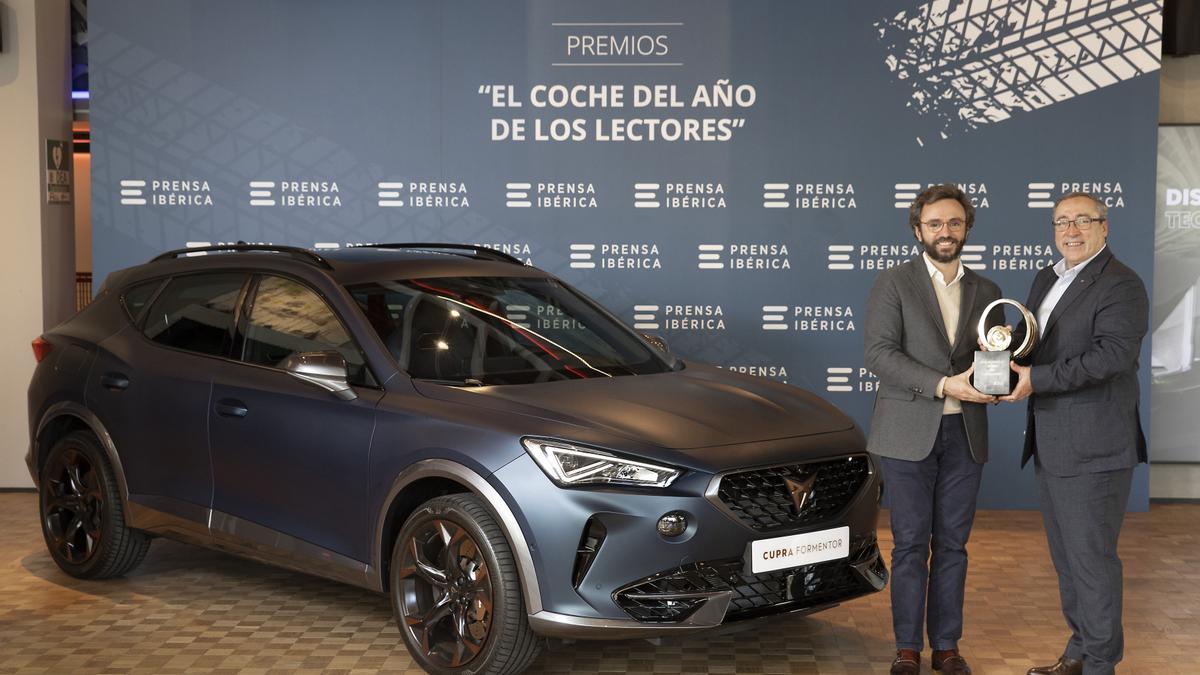 itor Moll, CEO de Premsa Ibèrica, va ser l&#039;encarregat de lliurar el premi Cotxe de l&#039;Any dels Lectors 2021 de Premsa Ibèrica a Mikel Palomera, Director General de Seat i Cupra España.