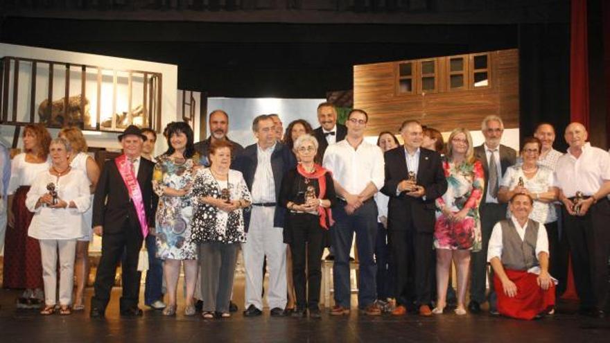 Los galardonados en la gala de los premios «Aurora 2012» posan al final del evento, junto a las autoridades, en el Teatro Prendes de Candás. | braulio fernández