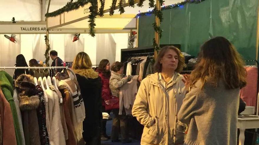 Un stand de ropa y calzado de la IX Feria Expocomercio de Cangas.