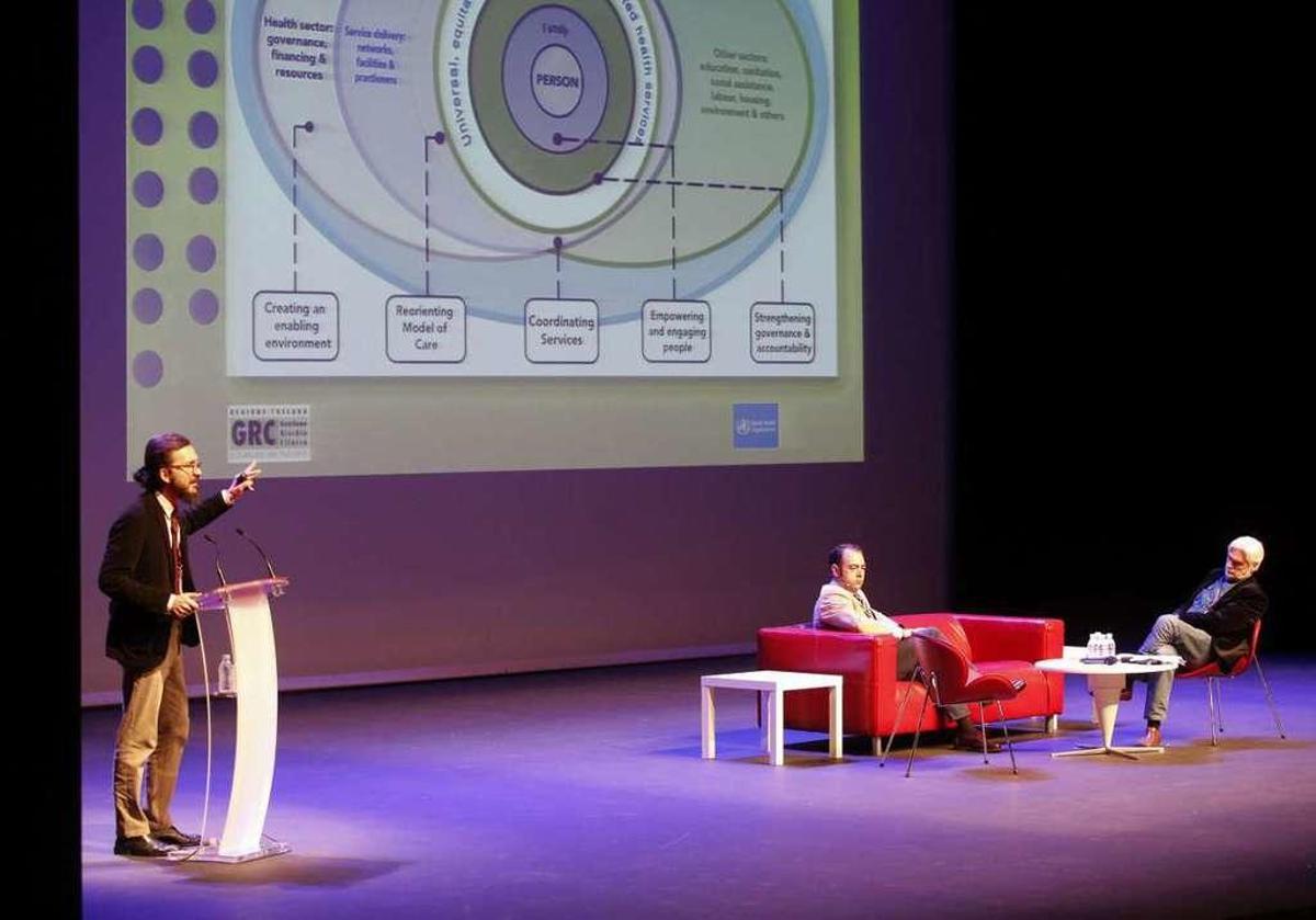 Varios participantes en las jornadas de ergonomía organizadas en el Centro Niemeyer, ayer.