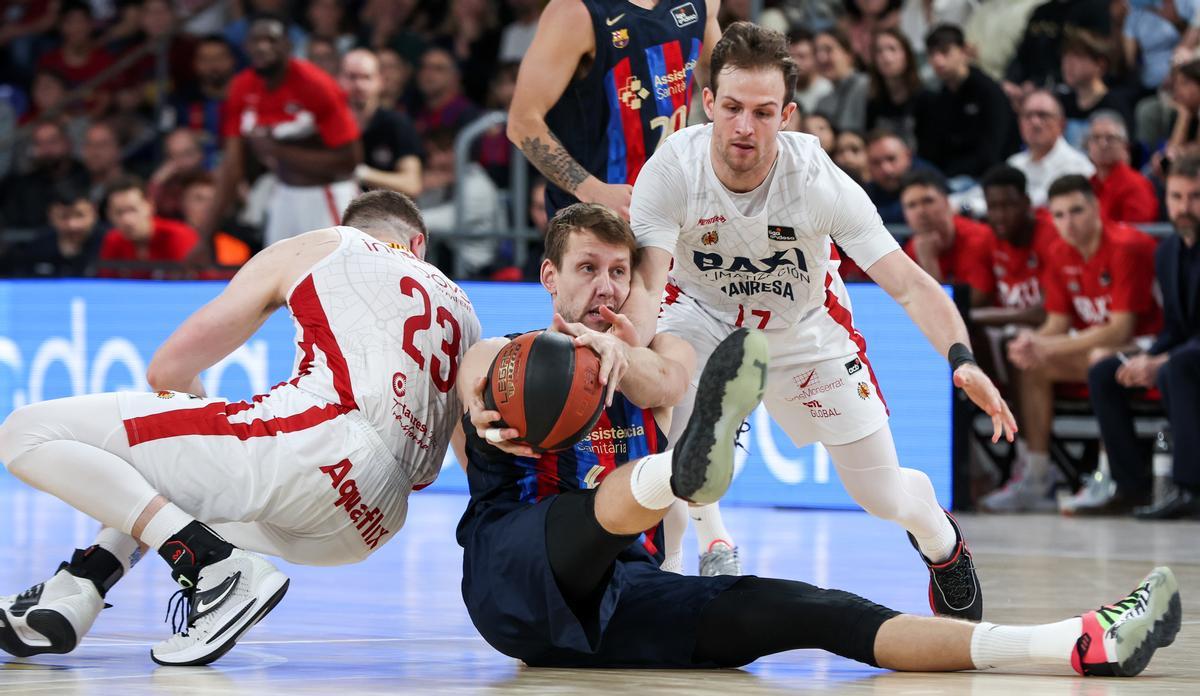 Vesely lucha por un balón en la primera mitad