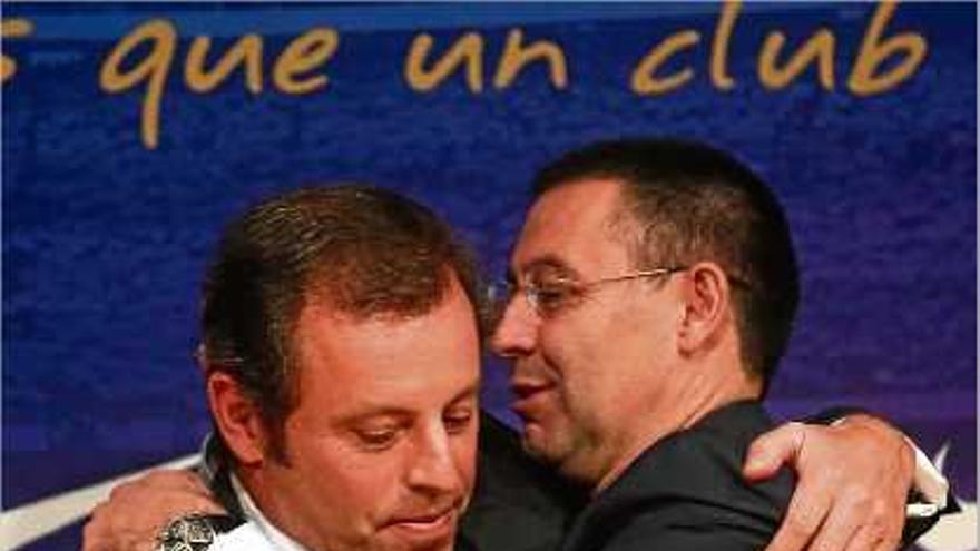 Sandro Rosell i Josep Maria Bartomeu abraçant-se ahir al vespre després de la seva compareixença.