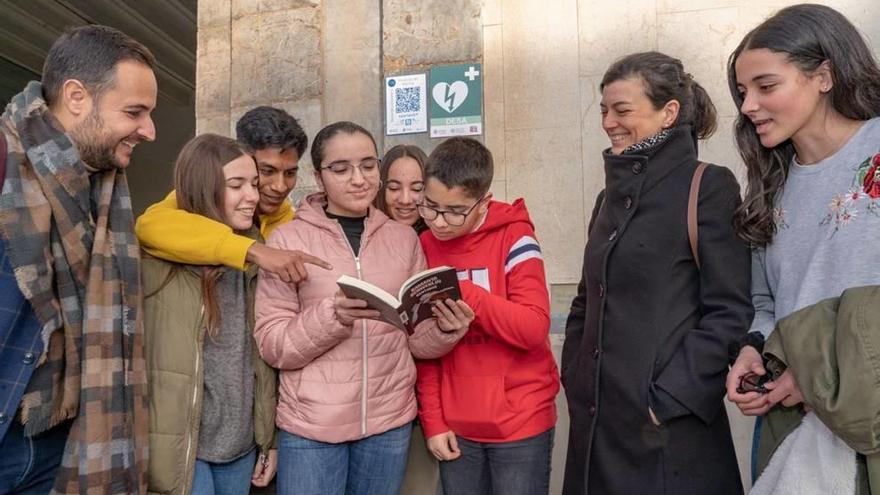 Samata Schweblin, ayer en el Cartagena, junto al concejal de Cultura y algunos de sus lectores.