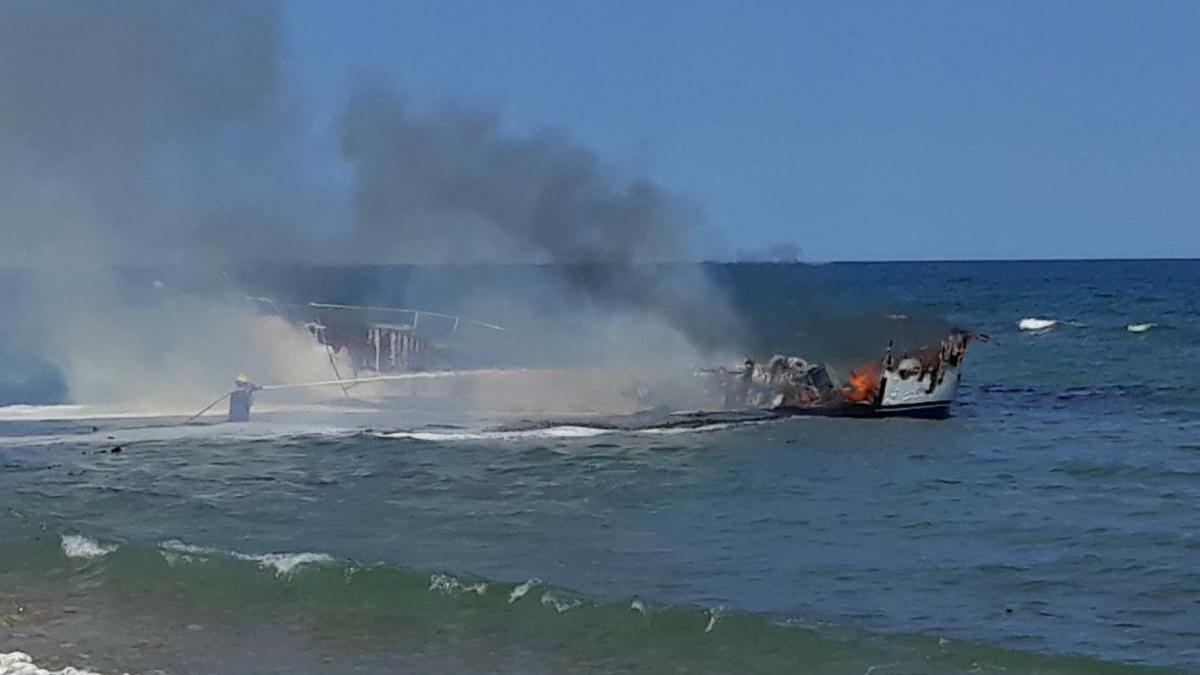 Un incendio calcina un barco de recreo en Alcossebre y deja a dos ocupantes heridos