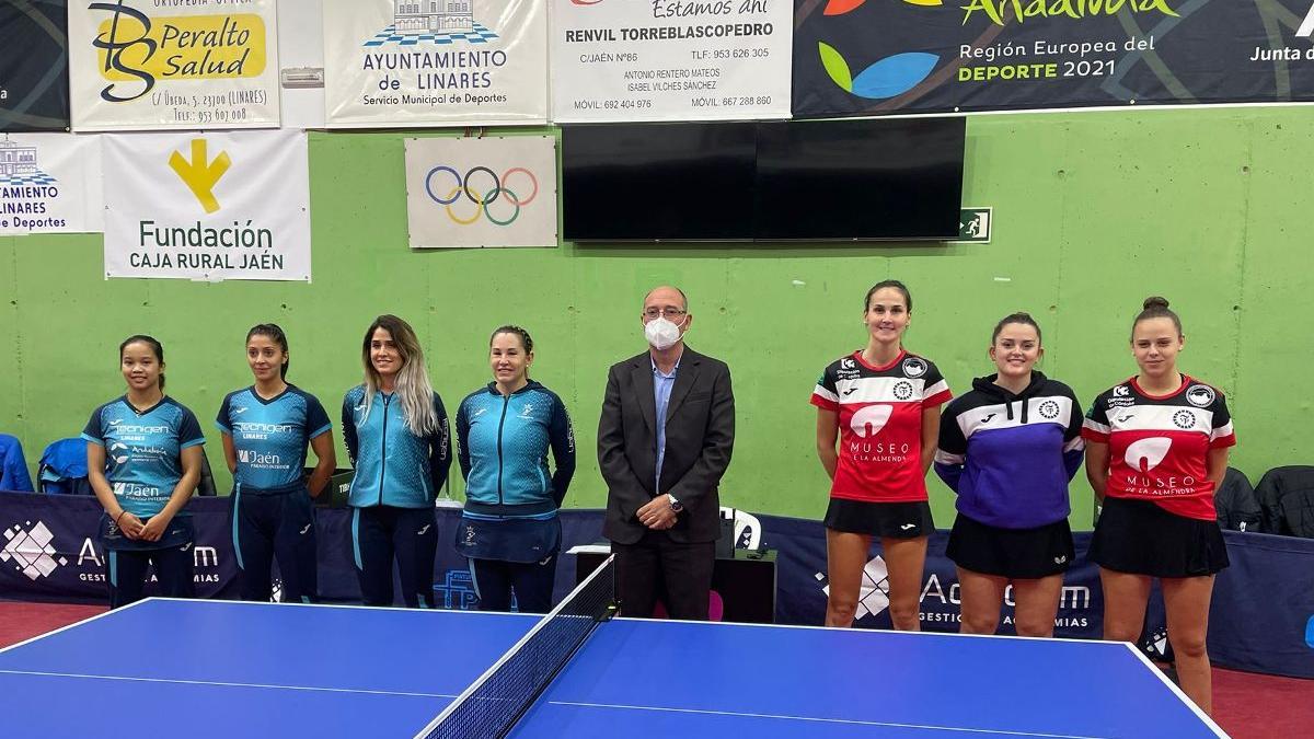 A la izquierda, jugadoras del Priego femenino de tenis de mesa que han competido en Linares.