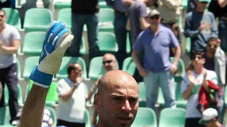 Caballero se despide de la afición después de un partido.