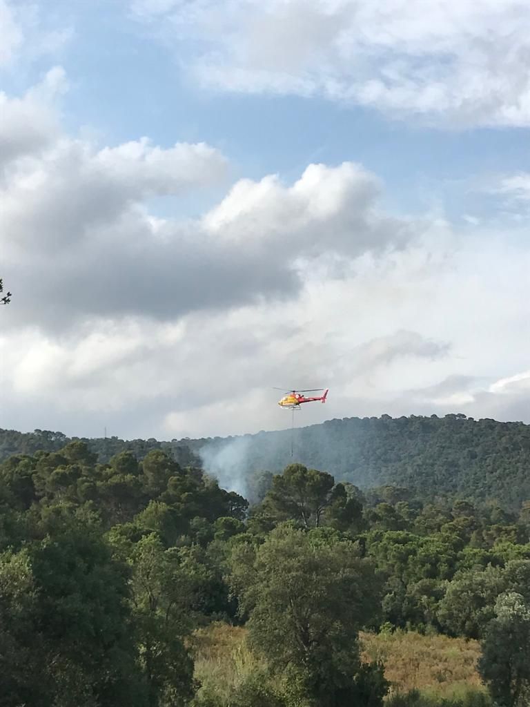 Un incendi crema una casa al cor de les Gavarres