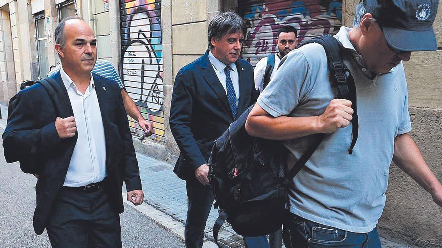 Puigdemont, junto al diputado Turull en Barcelona