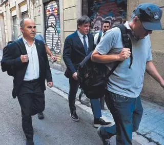 El atestado de los Mossos implica a Turull en la fuga: "Puigdemont se puso una gorra como la suya y salió detrás de él"