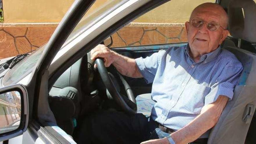 Salvador, a sus 85 años, al volante de su Opel Corsa.