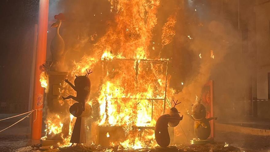 El fuego devora una de las dos fallas de Almenara.