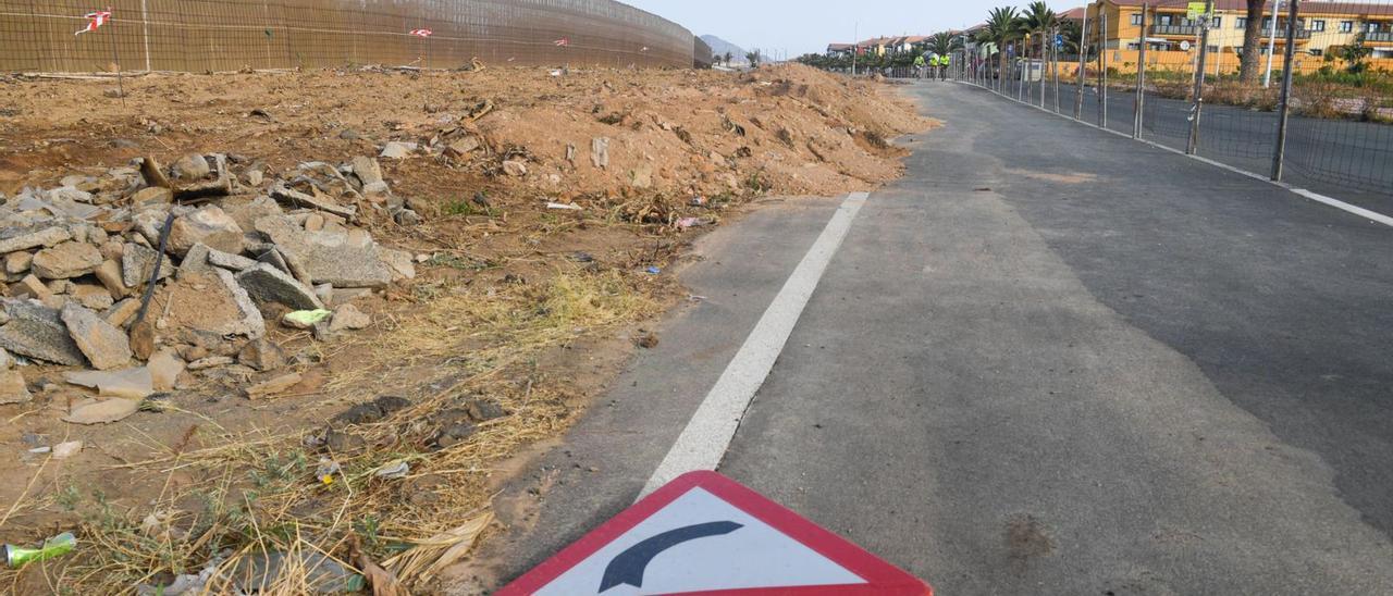 Una señal de tráfico, tirada en la vía, en un tramo en obras de la carretera de Melenara.  | | JUAN CARLOS CASTRO