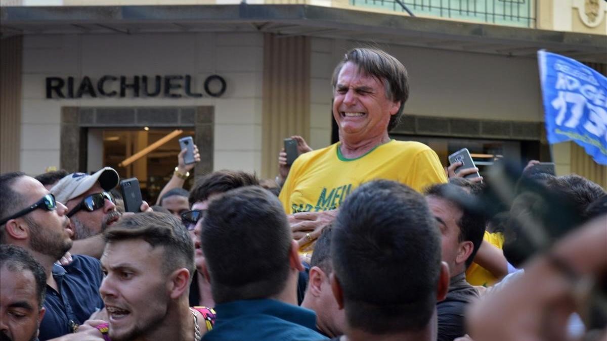 Jair Bolsonaro, actual presidente de Brasil, fué atacado con un cuchillo durante las elecciones, en el estado de Minas Gerais.