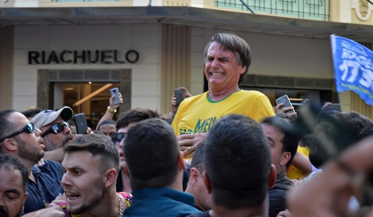 Jair Bolsonaro, actual presidente de Brasil, fué atacado con un cuchillo durante las elecciones, en el estado de Minas Gerais.