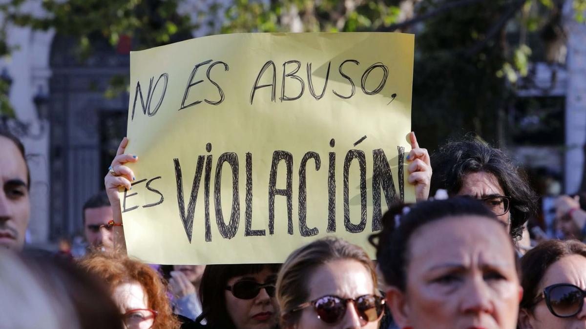 Una pancarta en una protesta contra  los delitos sexuales.