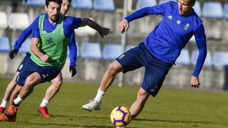 Christian Fernández, con el balón, en El Requexón.