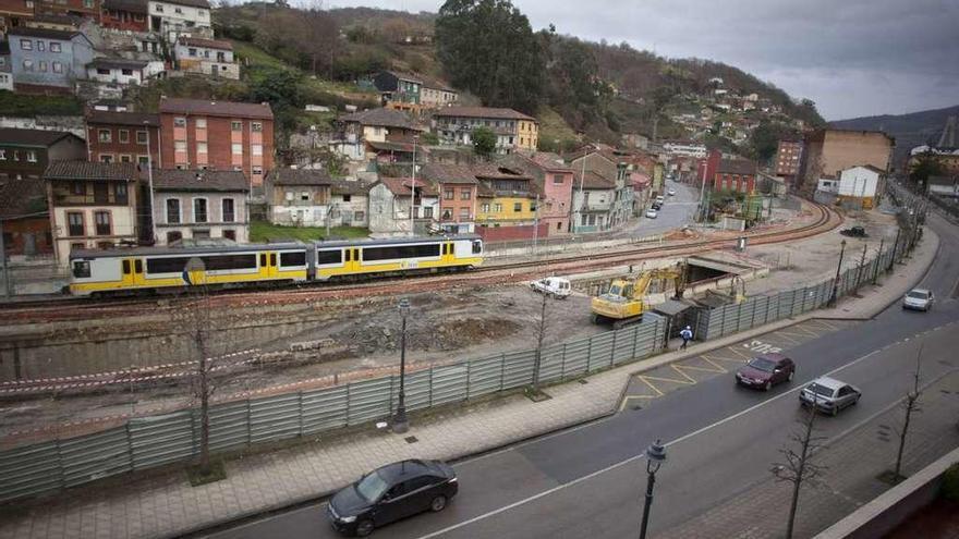 Las obras de soterramiento de las vías de Feve que se realizan en la zona de El Puente, en Langreo.