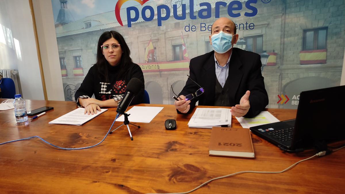 Los portavoces del Grupo Municipal del PP en el Ayuntamiento de Benavente, Beatriz Asensio y José Manuel Salvador. / E. P.