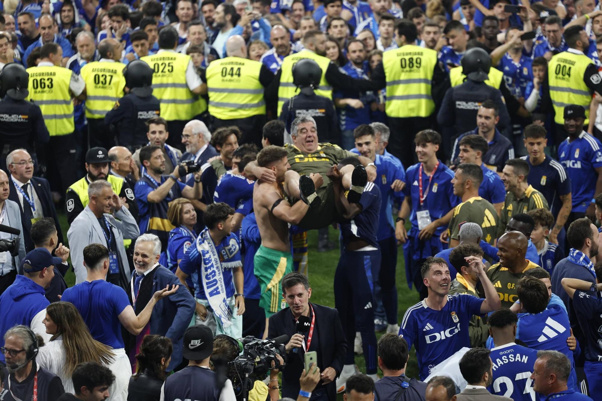 EN IMÁGENES: Así se vivió en el Carlos Tartiere la noche del ascenso del Oviedo a Primera División 24 años después