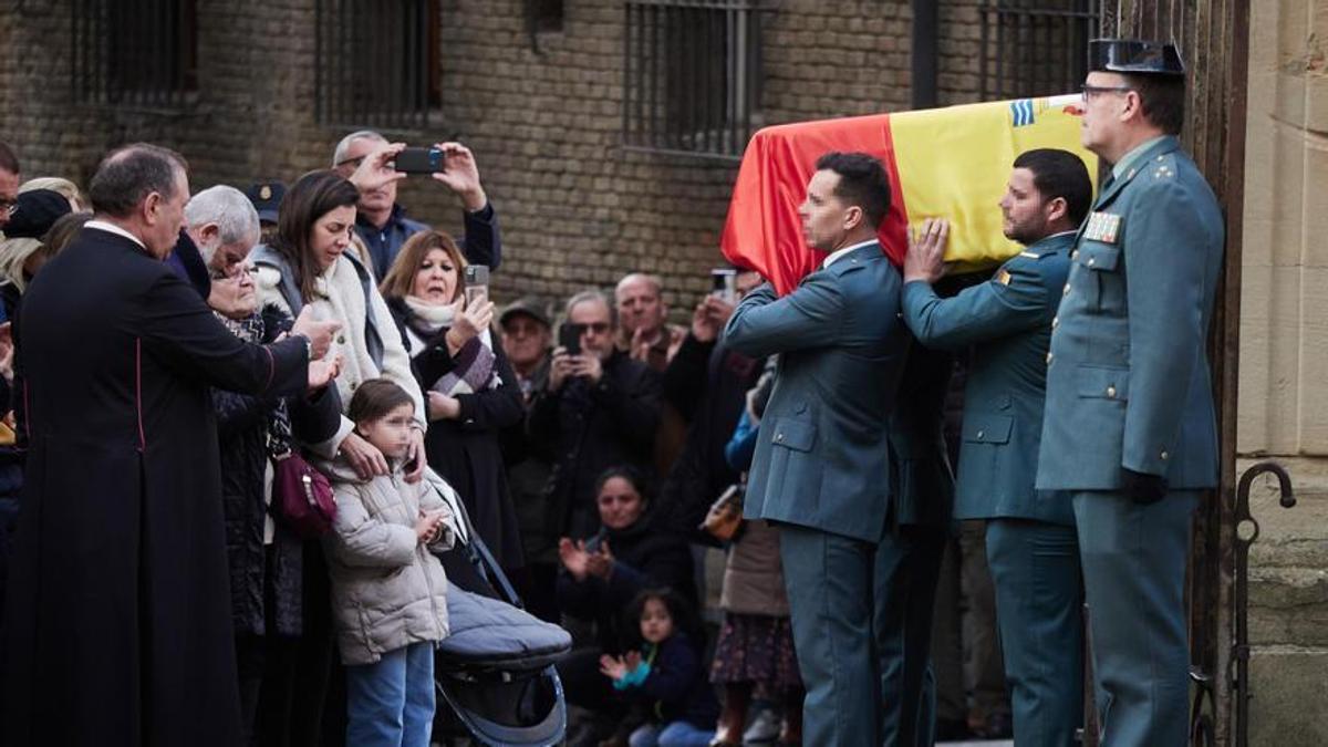 Cádiz y Pamplona despiden abatidas a los guardias civiles embestidos por una narcolancha.