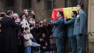 Cádiz y Pamplona despiden abatidas a los guardias civiles embestidos por una narcolancha.