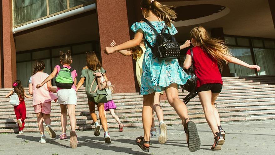 Un grupo de alumnos antes de entrar en clase