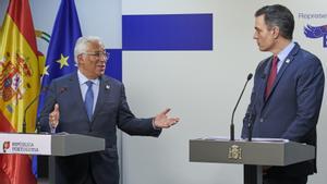 El presidente del Gobierno español, Pedro Sánchez, y el primer ministro de Portugal, Antonio Costa, tras la reunión del Consejo Europeo en Bruselas.