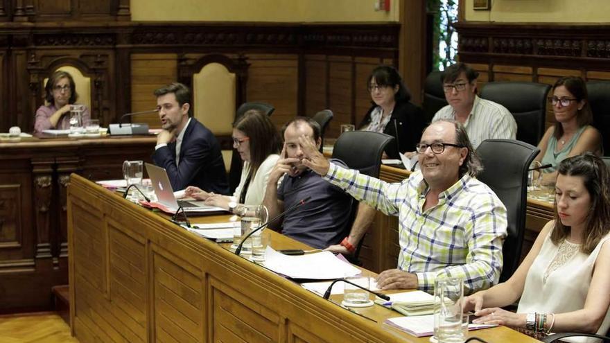 Mario Suárez del Fueyo (XSP) levanta la mano ante uno de los comentarios de José María Pérez (PSOE), en el debate sobre la compra de terrenos a la Autoridad Portuaria.