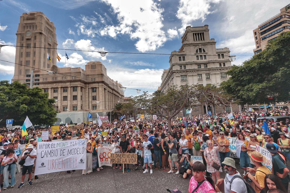Manifestación en Santa Cruz de Tenerife por un cambio en el modelo económico de Canarias
