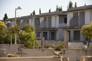 La urbanización fantasma de Càrcer sigue en el limbo una década después