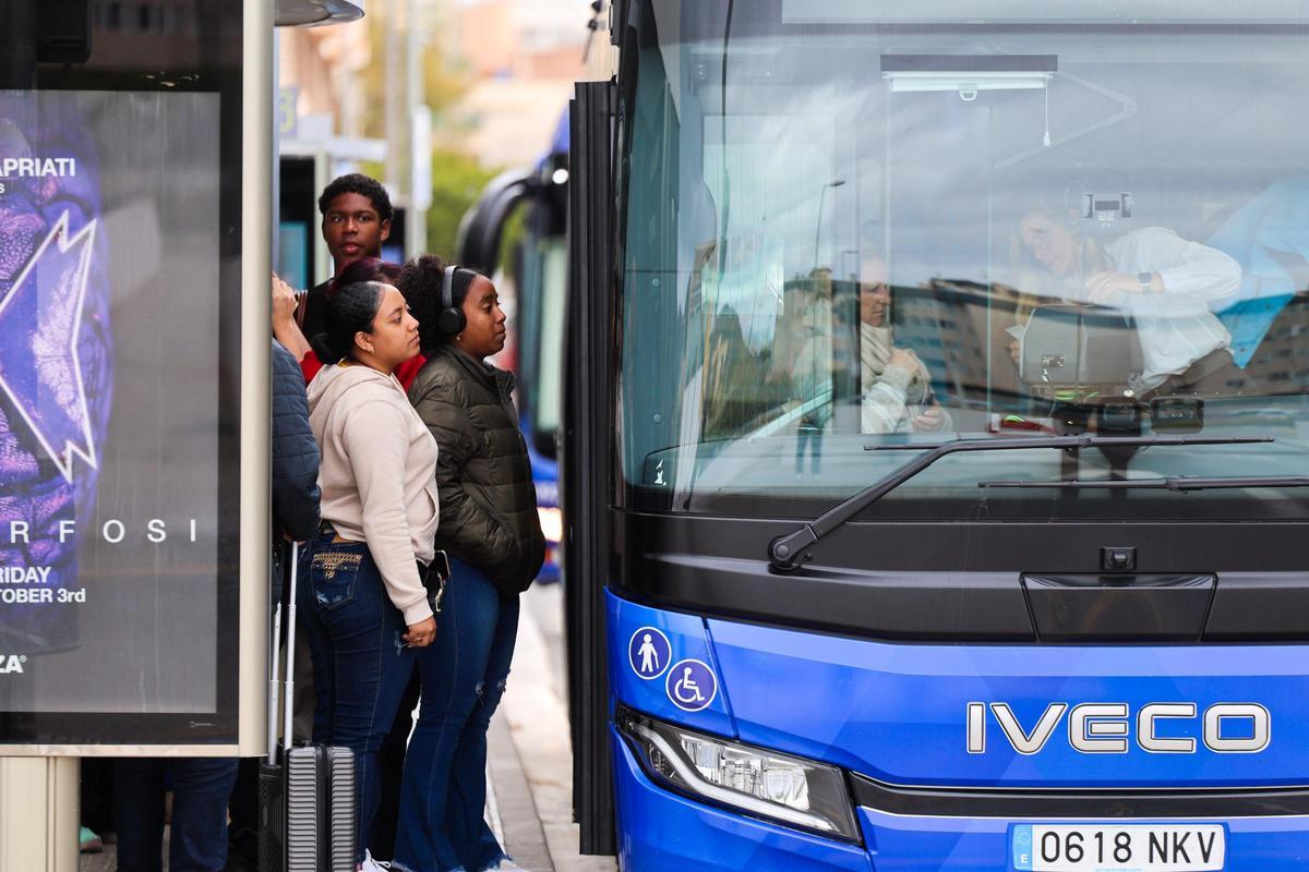 Una parada de autobús del Cetis el día del inicio de la nueva contrata.
