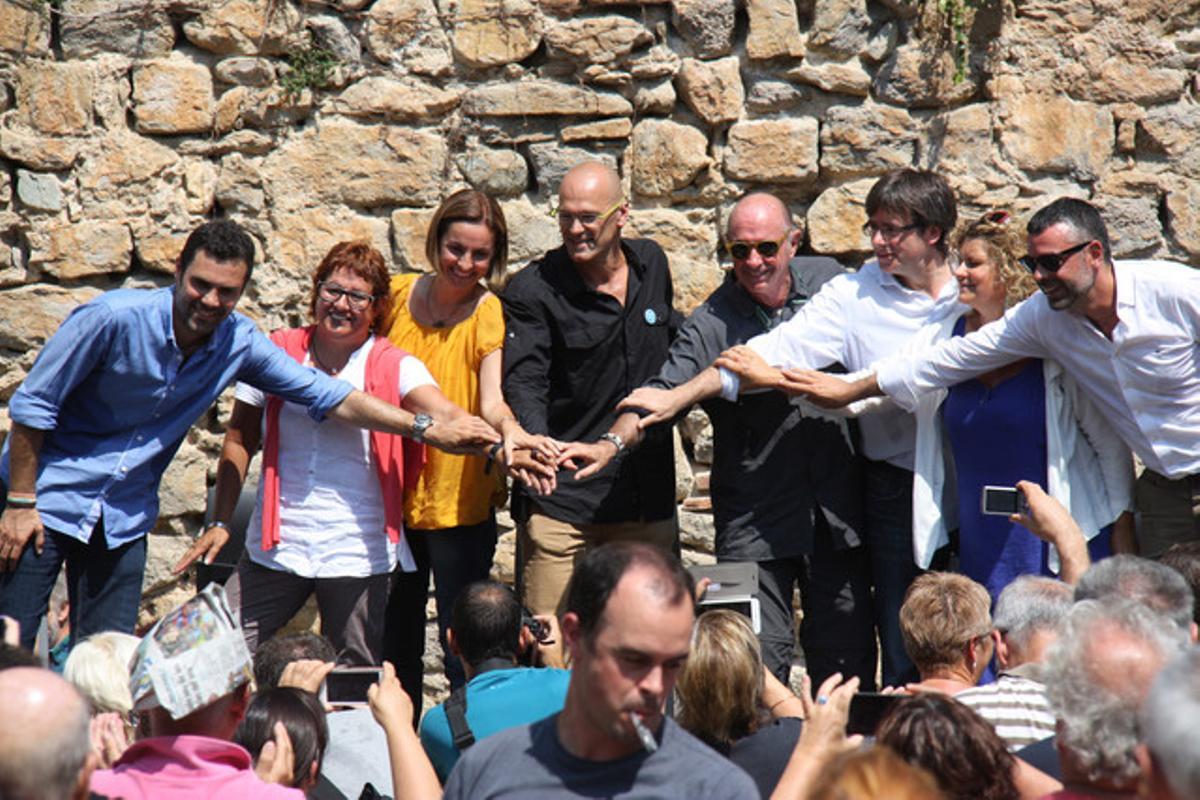 Junts pel Sí a Girona, amb Llach al centre al costat de Romeva. Junts pel Sí a Girona, amb Llach al centre al costat de Romeva.